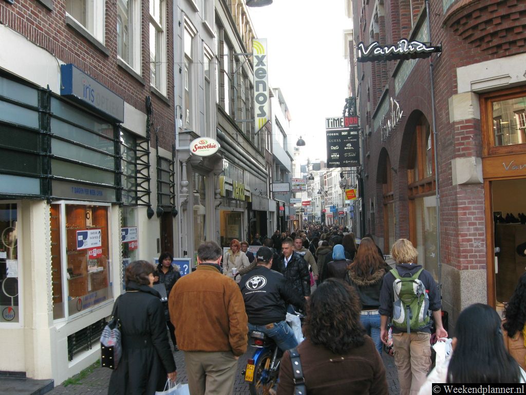 In de omgeving van de winkelstraat Venestraat zijn veel winkels. In de Venestraat zelf is overigens op nummer 7 een patatzaak geopend van Sterrenkok-Sergio-Herman.  Hier wordt friet naar een hoger niveau getild.